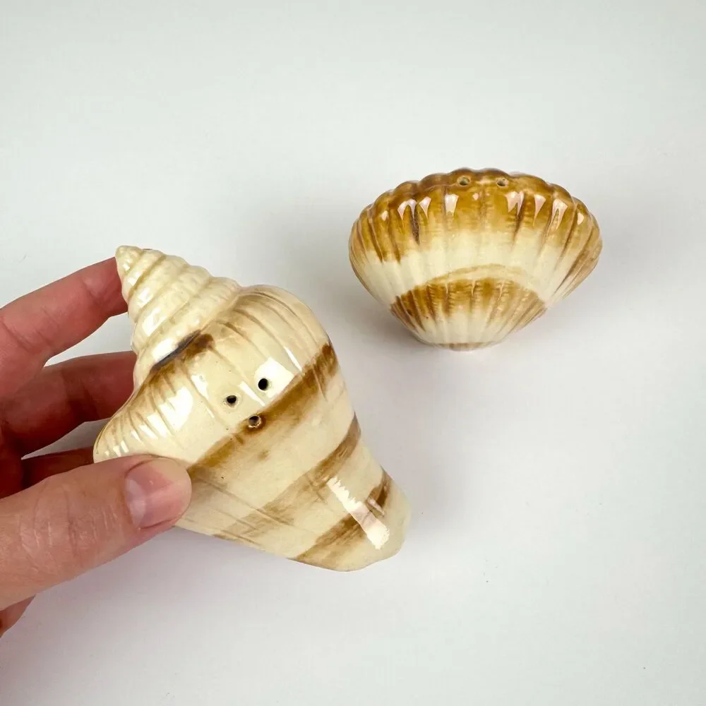 Vintage Ceramic Seashell Salt & Pepper Shakers / Coastal Cottage Kitchen Decor